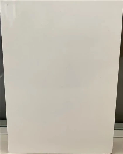 Fehér szőnyeg, magasfényű MDF lap