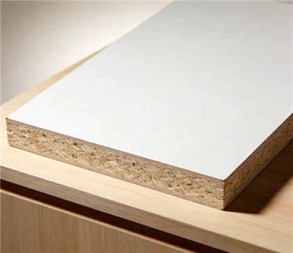 Kiváló minőségű Woodgrain 18mm-es Forgácslap Forgácslap Eladó/Melaminnal bevont Forgácslap Sima Forgácslap